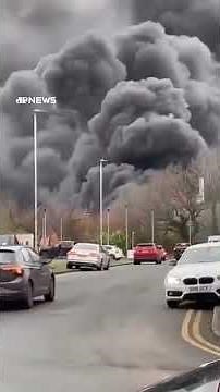 Grande incêndio em Wythenshawe, Manchester, mobiliza bombeiros e evacua moradores #shorts