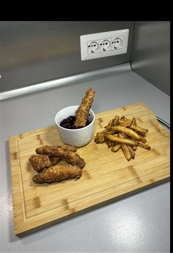 🍗🔥 Fried Chicken 🧺 Ingredients: • 250 g chicken • 1 potato • 150 g Greek yogurt • 1 egg • Paprika, to taste • Chili flakes, to taste • Flour, as needed • Panko breadcrumbs, as needed • Vegetable oil, as needed • 200 g blueberries • Salt, to taste 👩‍🍳 Method: Slice the chicken and place it in a bowl. Add the Greek yogurt, paprika, chili flakes, one egg yolk and a pinch of salt. Mix well and marinate in the fridge for at least 1 hour. For the homemade panko, crumble the bread irregularly and 