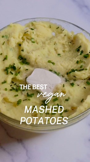 The BEST vegan mashed potato recipe you’ll ever need! these are fluffiest most flavorful mashed potatoes, using whole food ingredients, without any diary or gluten! 📌RECIPE IN COMMENTS. Enjoy!! #dairyfree #mashedpotatoes #easyrecipe #healthyrecipes #holiday #Thanksgiving | Justine Cooks Vegan