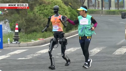 Robots race alongside humans at a half-marathon in China (vertical video) | NHK WORLD-JAPAN News