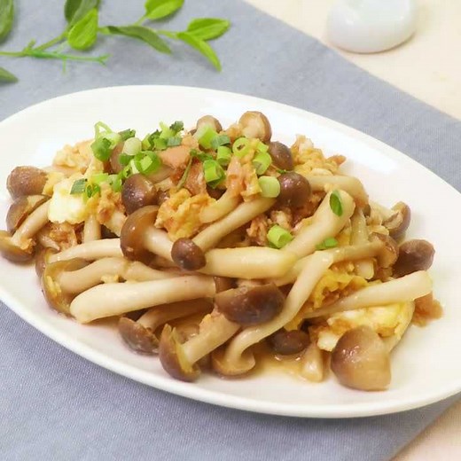 ごはんのお供に！ しめじのツナ玉炒めのレシピ動画・作り方 | デリッシュキッチン