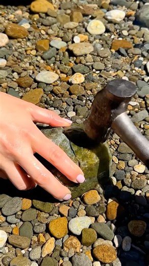 ✨💎🔨Geode ASMR/Cracking a Beryl Stone to Reveal Glowing crystals✨#crystalasmr #shorts #asmr #calm