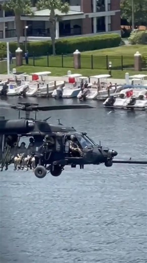 “O Black Hawk faz algo que nenhum outro helicóptero militar conseguiu repetir… e, até hoje, ninguém entende como ele sobreviveu a isso.” O público conhece o UH-60 como “o helicóptero que aparece em filmes”. Mas existe um detalhe na sua história que quase nunca é contado — um detalhe que abre uma lacuna desconfortável: como esse helicóptero continua sendo o mais confiável do mundo… depois de tudo que já aconteceu com ele? O Black Hawk já pousou com um motor destruído. Já voltou à base com tiros a