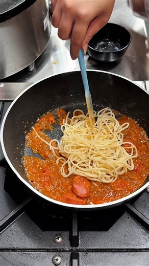 Mỳ Ý tại Tascus có 2 phiên bản cho bạn lựa chọn: Truyền thống – sốt đậm đà, sợi mỳ mềm ngấm vị Phủ phomai – béo ngậy, kéo sợi hấp dẫn 😋 Ghé Tascus và chọn vị bạn thích nhé! #food #bread #burger #crep #sandwich | Tascus Food - Burger, Bread, Crepe and Drinks