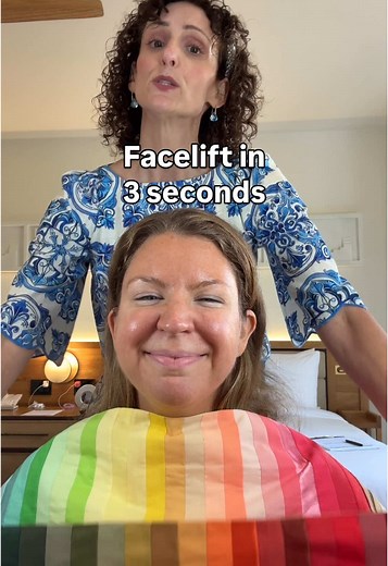 We know she is warm but... Is she a spring or autumn? Do you see the difference? I want to hear your thoughts! Leave them below! 👇 Wonder what season ? Comment “ICONIC” and I’ll send you the details to find YOUR season ☺️ #coloranalysis #colors #colortheory #bestcolors #coloranalyze #seasons #colorseasons #16seasons #warmtone #cooltone #elevateyourself