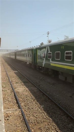 شالیمار ایکسپریس کا شورکوٹ کینٹ جنکشن سے دھواں دار رفتار میں تھرو پاس #railtrack #railway #train
