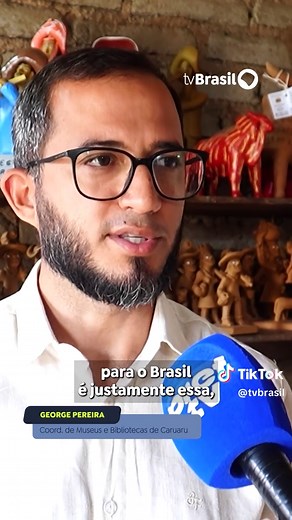 Mestre Vitalino (1909–1963), nascido em Caruaru (PE), se tornou um dos maiores ceramistas populares brasileiros, cujo trabalho em cerâmica figurativa retrata de forma singular a cultura e o cotidiano do povo nordestino; descoberto por artistas e levado a exposições no Brasil e no mundo, sua obra influenciou gerações e hoje está em museus ao redor do país e no exterior, enquanto sua antiga casa no Alto do Moura virou museu e centro de artesãos. 20 de janeiro marca a data em que nos despedimos des