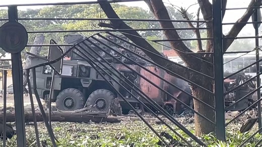 TINGNAN: AFTERMATH NG PAG-ATAKE NG U.S. SA VENEZUELA Nakuhanan sa video ang naging pinsala kasunod ng paglunsad ng U.S. ng airstrikes sa Venezuela nitong Sabado, Jan. 3. Kabilang sa mga napinsala ay ang Venezuelan anti‑aircraft unit sa La Carlota air base sa Caracas, Fuerte Tiuna military complex, La Guaira port at ang Higerote airport. 📸: Reuters | GMA Public Affairs