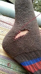 This tutorial on sewing boys' socks that have holes in them, friends, let's fix your own boys' socks that have holes in them. #fblifestyle #fypシ #tips #sewing #tutorial #reelsviral | Tutorial jahit sendiri