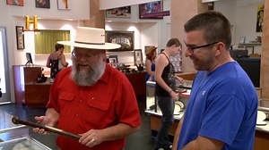 2.2M views · 10K reactions | Em 1850, um inventor patenteava um objeto curioso: o cassetete. O objeto em questão, era utilizado como um aviso sonoro devido a partes de chocalho para chamar a atenção de outros policiais. O cliente diz que este pertenceu ao presidente dos EUA. O que o especialista acha? ​ #TratoFeito | EPISÓDIO INÉDITO | SEG | 22H05 | HISTORY | Facebook