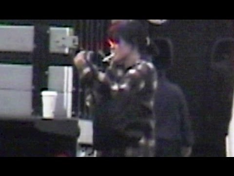 SHANNEN DOHERTY lights up a smoke - 1999