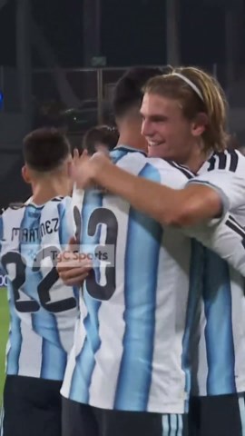 ¡EL CABEZAZO GOLEADOR DEL CAPITÁN! Cuti Romero estrenó la cinta marcando el 3-0 ante Bolivia, en su Córdoba natal.
