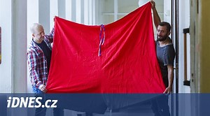 Trenýrky, které Ztohoven vyvěsili na Hradě, mohou propadnout státu - iDNES.cz