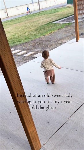 Instead of an old sweet lady waving at you it's my 1 year old daughter 💕 momlife heart full ❣️