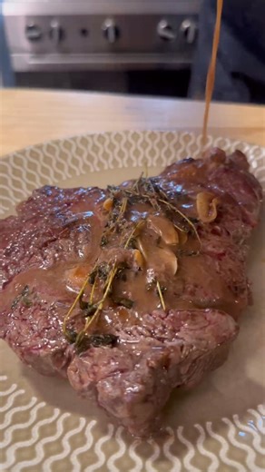 Descubre nuestra exquisita receta de lomo vetado perfecta para compartir en familia junto a Alvaro Barrientos Montero, y aprovecha el 20% de descuento en carnes pagando con CMR Falabella y Débito Falabella en todas nuestras tiendas y en Tottus App 📲 | TOTTUS Chile