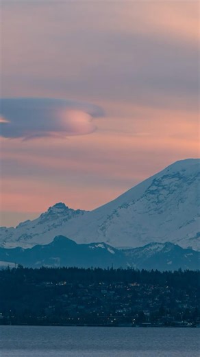 Lenticular clouds & a winter sunset over Mount Rainier #shorts