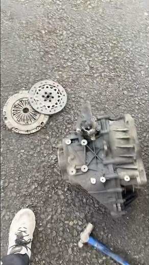 Mini Cooper R56 Clutch Replacmenent On Floor!!!! WOULDN’T RECOMMEND!!!