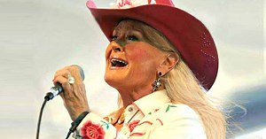 Remembering The Death of Lynn Anderson, Whose Powerful, Husky Voice Brought Her Atop The Charts