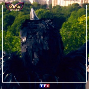 #MaskSinger Un nouveau personnage s'incruste dans Mask Singer ✨ Son but : donner des indices sur les personnalités 🔎 Et pour faire progresser l'enquête, les proches des célébrités vont, eux aussi, révéler des secrets 😮 RDV samedi pour Mask Singer avec Alessandra Sublet, Anggun Cipta Sasmi, Jarry, Kev Adams et Camille Combal sur TF1 et MYTF1 🎭 | Mask Singer