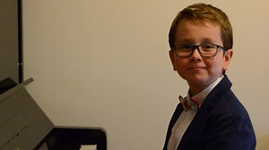 COSMA ABEL - "IMNUL ROMÂNIEI" Votează pentru clipul preferat! Copiii au trimis o înregistrare pentru concursul "Limba română este patria mea", organizat de Ambasada României în Regatul Spaniei cu prilejul Zilei Limbii Române. Poți vedea toate videoclipurile pe pagina de Facebook a Ambasadei! Câştigătorii vor fi cei care primesc cele mai multe aprecieri („like”) până pe 9 septembrie, ora 12 ziua! Vor fi acordate trei premii (locurile I, II, III) și o mențiune. Ceremonia de premiere va avea loc pe