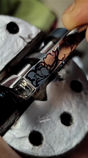 Hand engrave on the side of stainless steel belt buckle #benzjr #handengraving