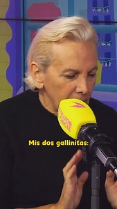 Las gallinas son animales muy inteligentes y así nos lo contó Elena Irureta. Las suyas no solo respondían por su nombre, es que también escuchaban música 🩷🐓 Tenéis el programa completo en @movistarplus y en todas las plataformas de audio y en video estará este domingo en Youtube ✨ | Estirando el chicle