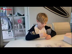 Zehnjähriger zeigt Corona-Spucktest