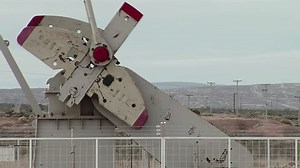Pumpjack Extraktionsöl aus einem Ölfeld in: Stockvideos & Filmmaterial (100 % lizenzfrei) 1099055893 | Shutterstock