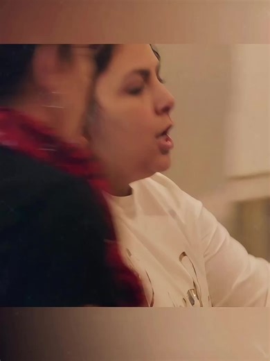 The mother insisted on sticking flowers into the cake, which made the daughter furious.#usa #foryoupage #tiktok #bridezillas #bride