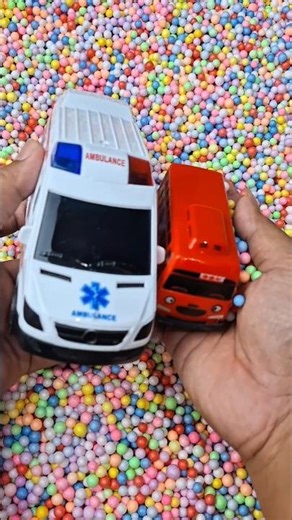 Hunting Mainan Ambulance, Little Bus Gani #toyshunting #toys #mainan #toyhunt