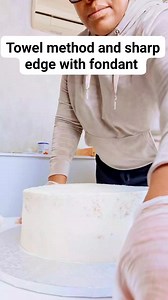 How To cover cake with Towel method and get a sharp edge . You need to find a way to cover your cake that works for you , I have tried so many and am shearing the ones I love and use always.this is the first part 1 Let's me see your comments #highlightseveryone #food #baking | Delimary kitchen