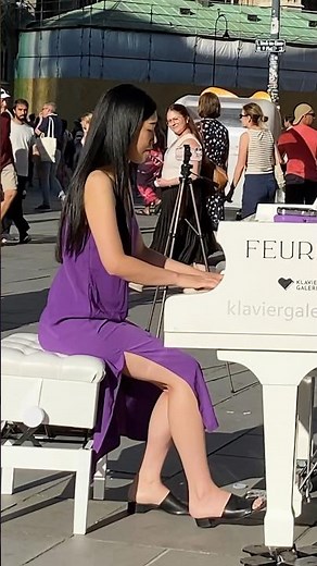 Piano Virtuoso Plays 'moon River' On The Streets