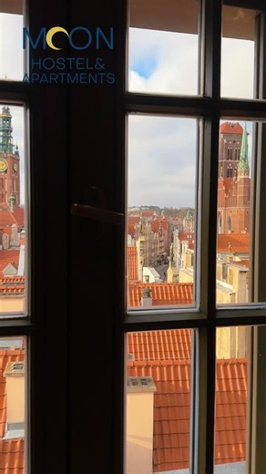 Gdańska starówka i Moon Apartments w samym jej sercu! 🐚 Tu historia spotyka się z niepowtarzalnym klimatem, a każdy krok prowadzi do czegoś wyjątkowego. Nasze apartamenty znajdują się dokładnie w centrum tej malowniczej przestrzeni - tu, gdzie widać najpiękniejsze widoki, czuć miejską energię i żyje się chwilą. Gdańsk nigdy nie był tak blisko. Zapraszamy! — Gdańsk’s Old Town and Moon Apartments right at its heart! Here, history blends with a unique atmosphere, and every step leads to something 