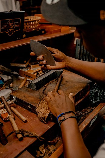 I learned how to roll cigars in Dominican Republic 🇩🇴 #photography #traveltiktok #travelphotographer #streetphotography #portraitphotography #culturalphotography