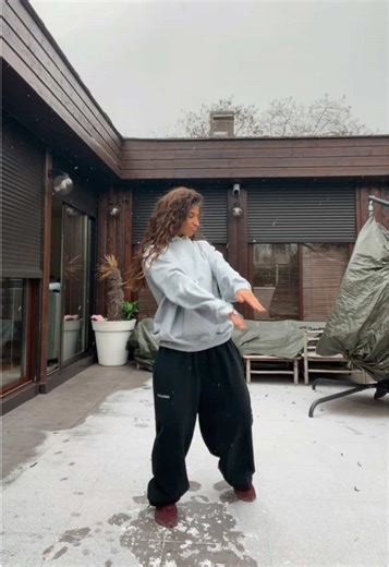 Dancing in the Snow: Selwyn's Unique Dance Moves