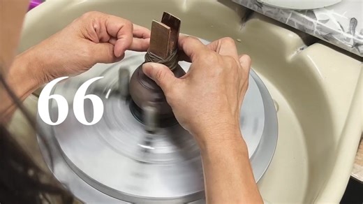 陶作坊 on Instagram: "✨【無數次工序，反覆淬鍊】 你手上的茶器，陶作坊師傅們~從選土、成形、乾燥、修坯、素燒、施釉、還原燒成……一層一層把關、歷經無數工序所完成的作品。 📽️ 最近，我們拍下這些製作過程，能讓你更了解陶作坊的器物，更安心喝一杯好茶。 邀請你一起支持陶作坊。 支持目標 2,000 萬元｜目前進度1114萬元 募資至 10/18｜支持門檻 NT$10,000 起 💳 線上支持｜歡迎至陶作坊官網或點選首頁連結 💬 匯款支持： 國泰世華銀行（013）東門分行 帳戶｜勤貿實業股份有限公司 帳號｜032-03-500859-3 完成匯款後請留下姓名與電話，方便我們確認支持與聯繫 服務。 🏠 門市支持｜全台門市付款皆可，由品牌大使協助登記。 📞 客服專線｜0987-337-537（週一至週五 09:00–18:00） #陶作坊 #品牌再造 #募資行動 #集結中 #一起留下陶作坊"