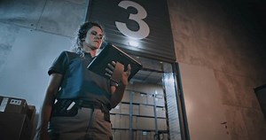 Gerente femenino que escanea paquetes con: video de stock (totalmente libre de regalías) 3844020855 | Shutterstock