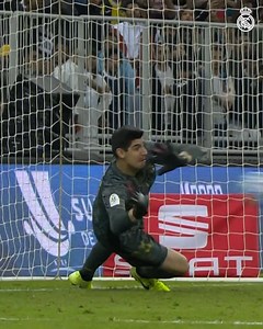 ⛔ Thibaut Courtois Save machine! 📺 More saves: https://bit.ly/Saves_Courtois - 🧱 Courtois: ¡Un muro bajo palos! 🎥 Más paradas: https://bit.ly/Paradas_Courtois #34Ligas | #HalaMadrid | Real Madrid C.F.