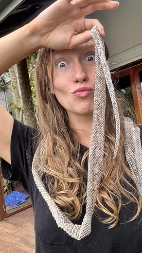 Its a snake, its a slippery little snake 🐍 #australia #snakes #snakeskin #snakes