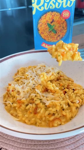 Karol Oliveira | Bella Bolaria | Confeitaria Afetiva on Instagram: "✨ Correria do dia a dia não precisa significar comida sem graça! Hoje fui salva pelo Risoto Al Mare da @holyfoodsbr : pronto em apenas 20 minutos, delicioso e saudável 😍 🥘Um risoto com arroz arbóreo, camarão desidratado e azeite de dendê, resultando numa combinação equilibrada, potente e suculenta que transporta você pro Nordeste brasileiro. 🤌🏻Não perde tempo, corre pra provar você também! 💨🍴 👉 Garanta o seu kit e transfo