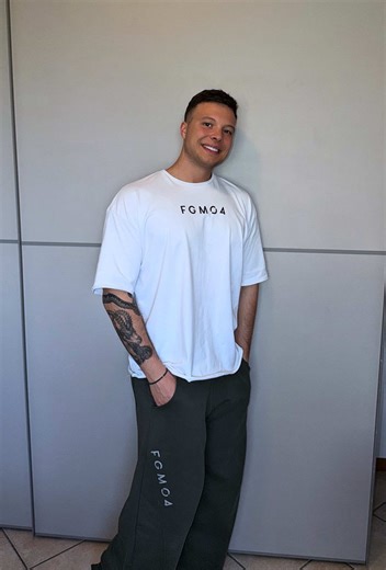 Sono uscite le nuove colorazioni dei Baggy da uomo: 🟦 Blu Notte 🟩 Verde Militare ⬜️ Grigio Chiaro Sapete già quanto mi trovo bene con questi pantaloni perché è la tipologia che utilizzo più spesso, sono super comodi e poi vestono over. Vi lascio qui alcune caratteristiche: • 100% Made in Italy 🇮🇹 • 100% cotone • Modello baggy • Logo Fgm04 in rilievo color argento • Taschino posteriore Se volete risparmiare al massimo, potete utilizzare il codice sconto “TINI10”🚀 #fgm04 #gymwear #fitness #ba