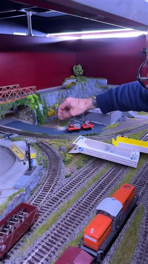 PMR - Pool Model Railroad on Instagram: "Peitschenleuchte H0 von Viessmann einbauen 💡 Werbung: @viessmannmodel #modellbahn #moba #modellbahnanlage #modellbahnh0"