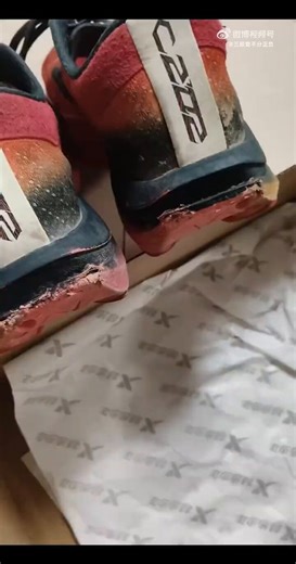 其实我小时候也遇到过这种情况。 小学四五年级的时候。因为我妈常年在新加坡，我和我爸在天津塘沽。我妈春节回国探亲后给我了买了一双双星牌运动鞋（绿色的，脚底有疙瘩的，那个时候男生都穿这个鞋）。放学我招待同学们来家里玩电脑游戏（yea！当时是99年。我94年有了第一台电脑）。 同学们玩完了要走了。我们班学习最好的同学把我的新鞋穿走了。我第二天周末发现了去他家要换。他妈妈死活说她儿子的鞋是她才买的。我脚上的那双不是他的。 让我回去了。 作为一个小朋友，妈妈常年不在身边。给我买了一双新鞋鼓励学习，还给人穿走了，我是很失望的。过了一个月，我妈打国际电话给我。我和她说了这个事情。她很生气。又过了一个月，我妈专门让回国探亲的同事给我带了一双新加坡买的耐克鞋。 不过，这件事情还是给我当时留下了很深的印象。若干年后，这位同学在英国哪个破学校留学，来伦敦找我。我还是请他来家里，一起去超市买了很多好吃的。他说下一顿他来请，结果这逼第二天早晨说有事，急匆匆走了。这个同学小学到高中一直学习很好。起码在我们班是这样的。但是他那个妈真的是，一个收水电费的家庭妇女。教出来的孩子非常功利和小气。这个事情在我脑子里二十多年