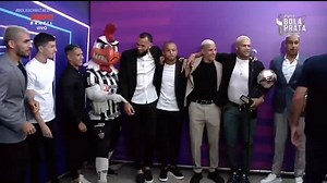 HULK! HULK! HULK! HULK! Rolou invasão dos jogadores do Atlético-MG na premiação do homem! 😂😂😂 #BoladePrataESPN | ESPN Brasil