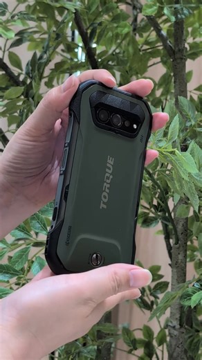 【au向け高耐久スマートフォン「TORQUE® G07」新発売】 2026年2月25日から予約受付を開始、3月18日発売予定。 京セラの高耐久スマートフォン「TORQUE® G07」は、 シリーズ史上最強のタフネスを実現。 ☔ 雨や汚れが気になる日常から、 🏞 屋外や仕事の現場などの過酷な環境まで、 「使える」ことを考えて設計しました。 耐衝撃（2.2m落下）、耐海水（水深約5.0m）に加え、新たに耐泥水性能を備え、シリーズ最多となる37項目の耐久試験をクリア。 さらに、セルラー圏外の山や海でのアクティビティでも使えるよう、衛星通信サービス「au Starlink Direct」のデータ通信に対応しました。※利用条件・対応アプリなどには制限があります 🔁 正面カバー・背面カバーは着脱可能 5色のアクセサリーカバーを組み合わせて、自分らしい一台を楽しめます。 日常からアウトドア、仕事の現場まで、さまざまな環境で安心して使える相棒として、「TORQUE® G07」をぜひ！ 👇 au向け京セラ高耐久スマートフォン「TORQUE® G07」製品情報 https://www.kyocera