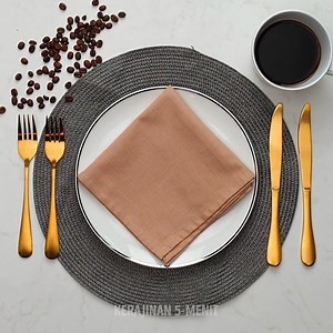 Kumpulan Cara Menggunting Pakaian || 21 Trik dan DIY Permak Pakaian Kumpulan ide dan trik menggunting pakaian Waktunya mencoba beberapa desain baru untuk pakaianmu. Alih-alih memakai baju kaus polos, kamu bisa mengguntingnya di beberapa bagian dan menganyamnya agar bajumu terlihat lebih estetik. Aku juga mau tunjukkan beberapa trik keren agar baju lama bisa dipakai lagi dengan mewarnainya kembali. Kalau kamu membuat baju putih jadi biru, kamu bisa mewarnainya menggunakan kubis ungu. Tapi kalau k