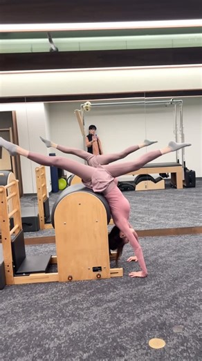 Moe Oshikiri 押切もえ on Instagram: "10年以上続けているピラティス。 @pilates_and_daimon 久しぶりでも感覚を思い出して、終わる頃にはなんとか身体が思うように動きました。 まだ抱っこもする、重い荷物も持つ、夕方以降はキッチンで立ちっぱなし…な、今の生活にもいいな。 背筋が伸びて爽快です。 いつも応援してくれるみなさんと、簡単なストレッチをしたり、健康的な食生活についてお話できるようなイベントができたらいいなぁ、なんて、ふと思った今日です。 開催したら来てくれますか？😃"