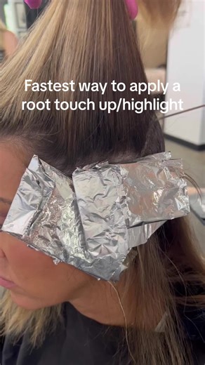 If you're fully highlighting, then going back through to apply your root color after let me save you some time! Don't stress about the foils moving all around and ending up with bleed marks.⁣ This is so fast and easy, you cover more ground and it keeps the foils in place. Win win!⁣ ⁣ ⁣ ⁣ ⁣ #colortheory #haircolor #coloreducation #haircoloreducation #stylistedu #hairstyles #hairstylistedu #saloneducation #haireducation #behindthechair #modernsalon #salonlife #hairbrained #haircolor #hairdresser #