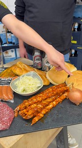 Moin aus der Spezi-Metzgerei aus Wolsdorf Grillpaket Vatertag Die Cap und das T-Shirt geht nach Paketen welche abgeholt werden und nicht nach der Vorbestellungsnummer nur so lange der Vorrat reicht Inhalt : 5x Rostbratwurst 5x Käsegrillkrakauer 5x Grillkrakauer 5x Nackensteak XL 3x Holzfällersteak 5x Half Pound Burger Pattys 5x Homemade Burger Buns 1x Gr. Becher Krautsalat 1x Aioli 1x BBQ Sauce 2x Grillbaguette 10x Grillfackeln 1 Bierglas 1 6er Träger Bier Jedes 10te Grillpaket bekommt eine Cap 