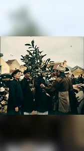 Các cụ đang mua cành cây hoa Hải Đường. Ảnh chụp ở Hà Nội, Tết thập niên 1920 Ngày xưa chợ hoa Tết hay bán hoa Hải đường. Các cụ hay mua về bày bàn thờ ngày Tết #tiemanhvinhky #chodongxuan #phuchoianhcu #videongayxua #HoaHaiDuong | Phục Hồi Ảnh Cũ Vĩnh Ký